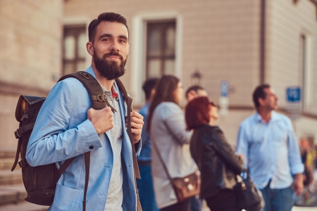 Etudiant barbu en sac à dos