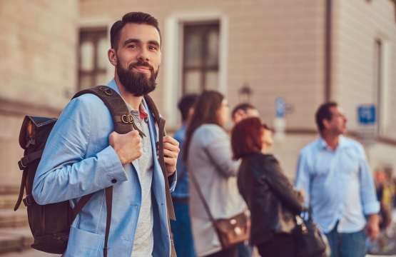 Etudiant barbu en sac à dos